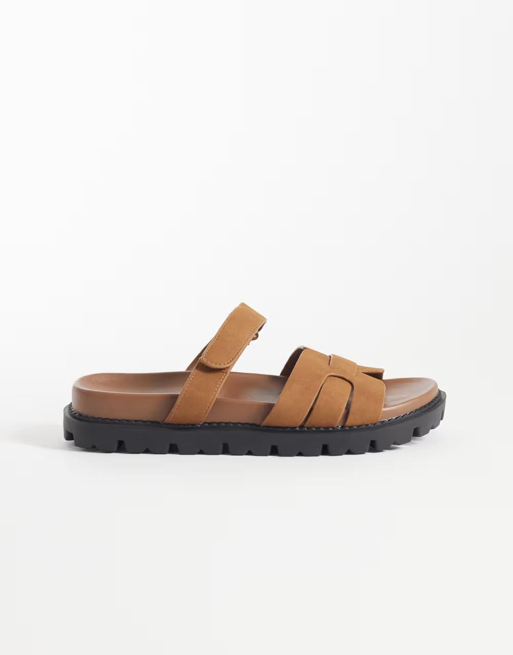 brązowe klapki casual