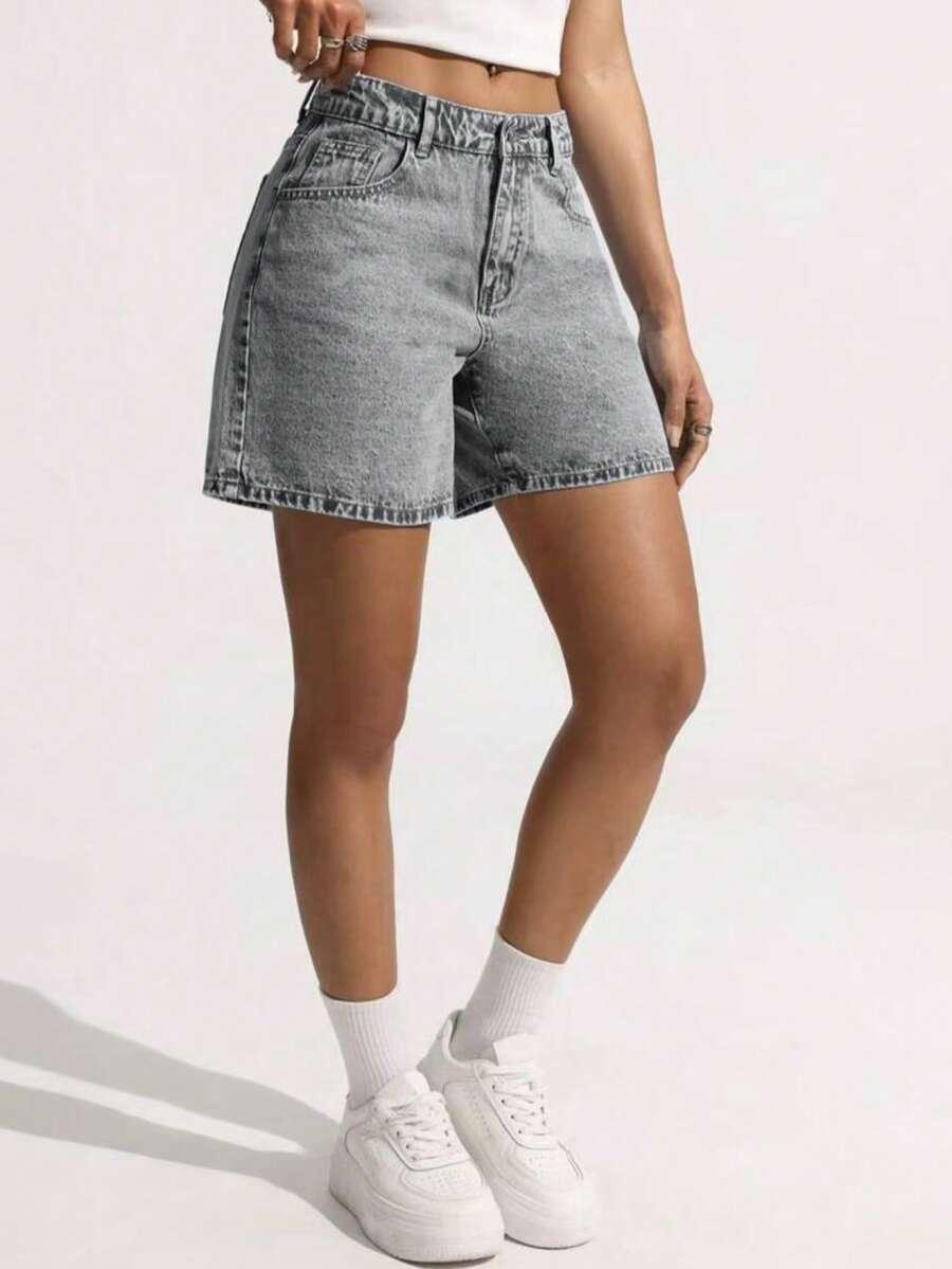 szare spodenki jeans
