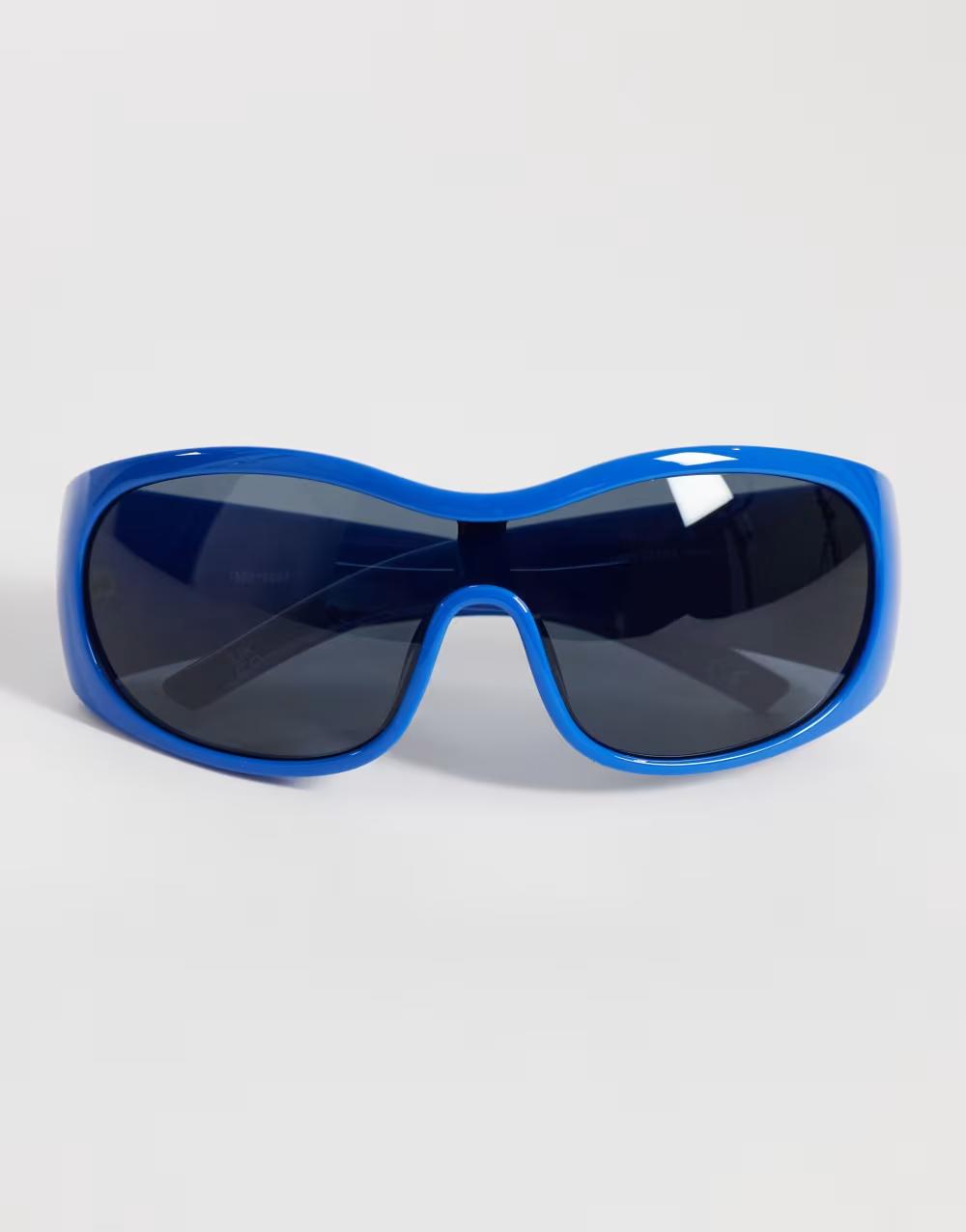niebieskie okulary przeciwsłoneczne
