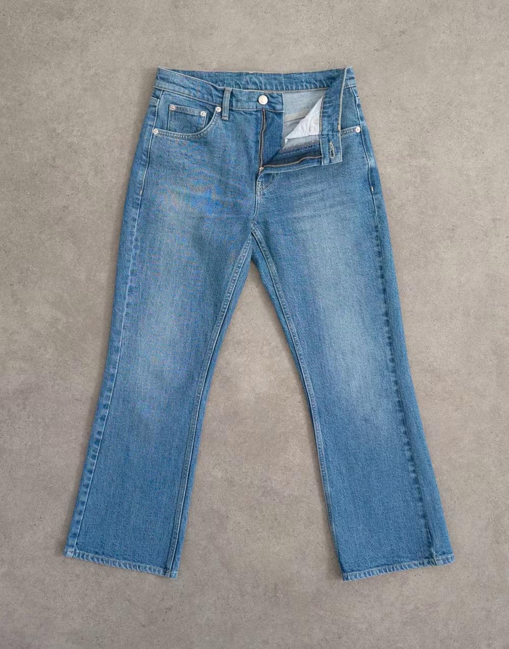 niebieskie spodnie jeans kieszenie