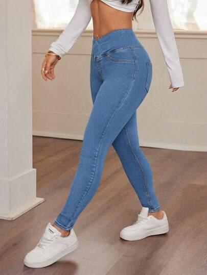 niebieskie spodnie jeans