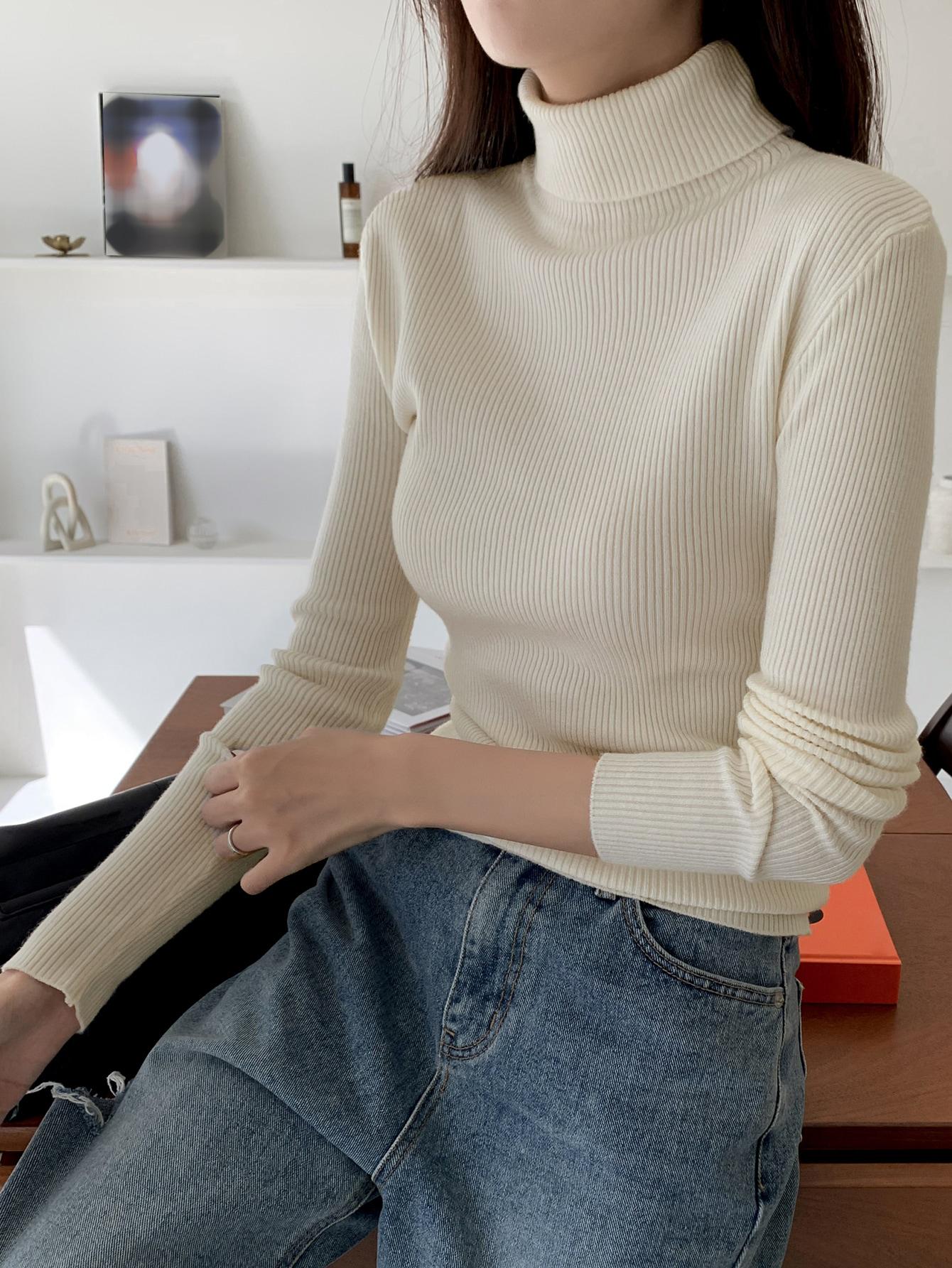 beżowy sweter z golfem prążki