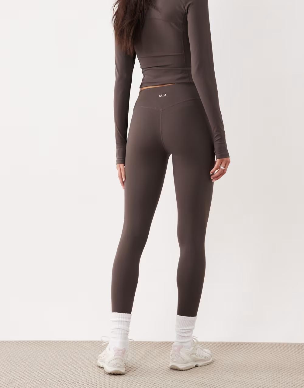 brązowe gładkie legginsy sportowe