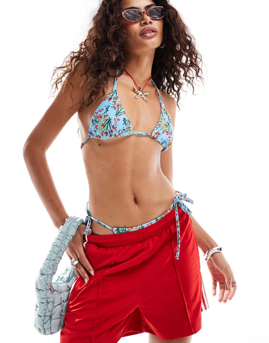 góra od bikini w kwiaty