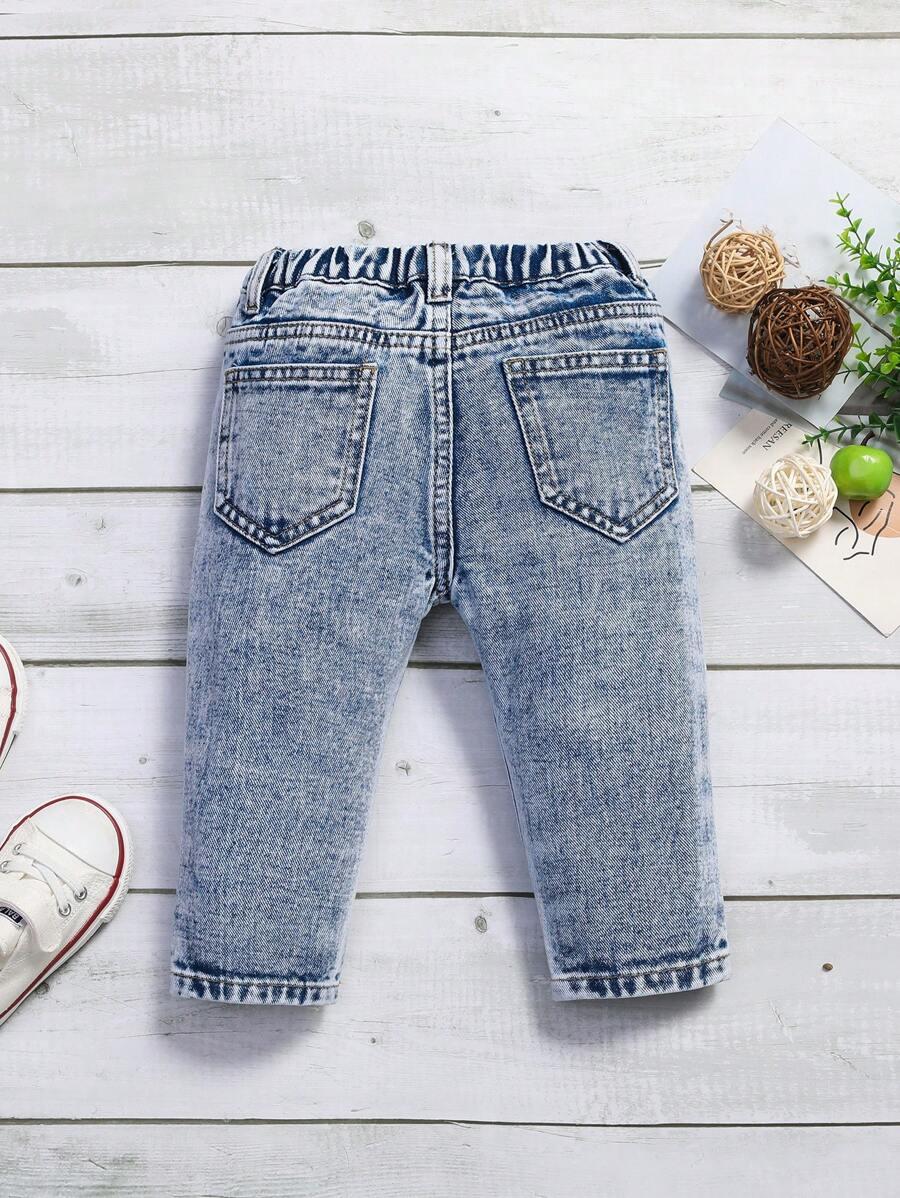 niebieskie spodnie jeans 