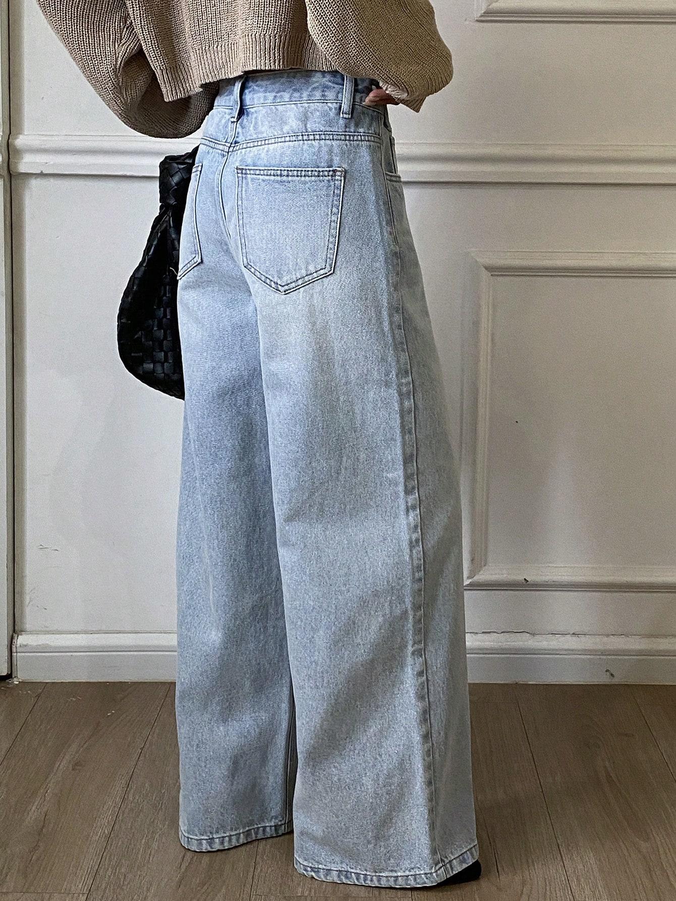 niebieskie spodnie jeans