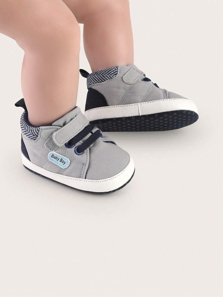szare buty sportowe