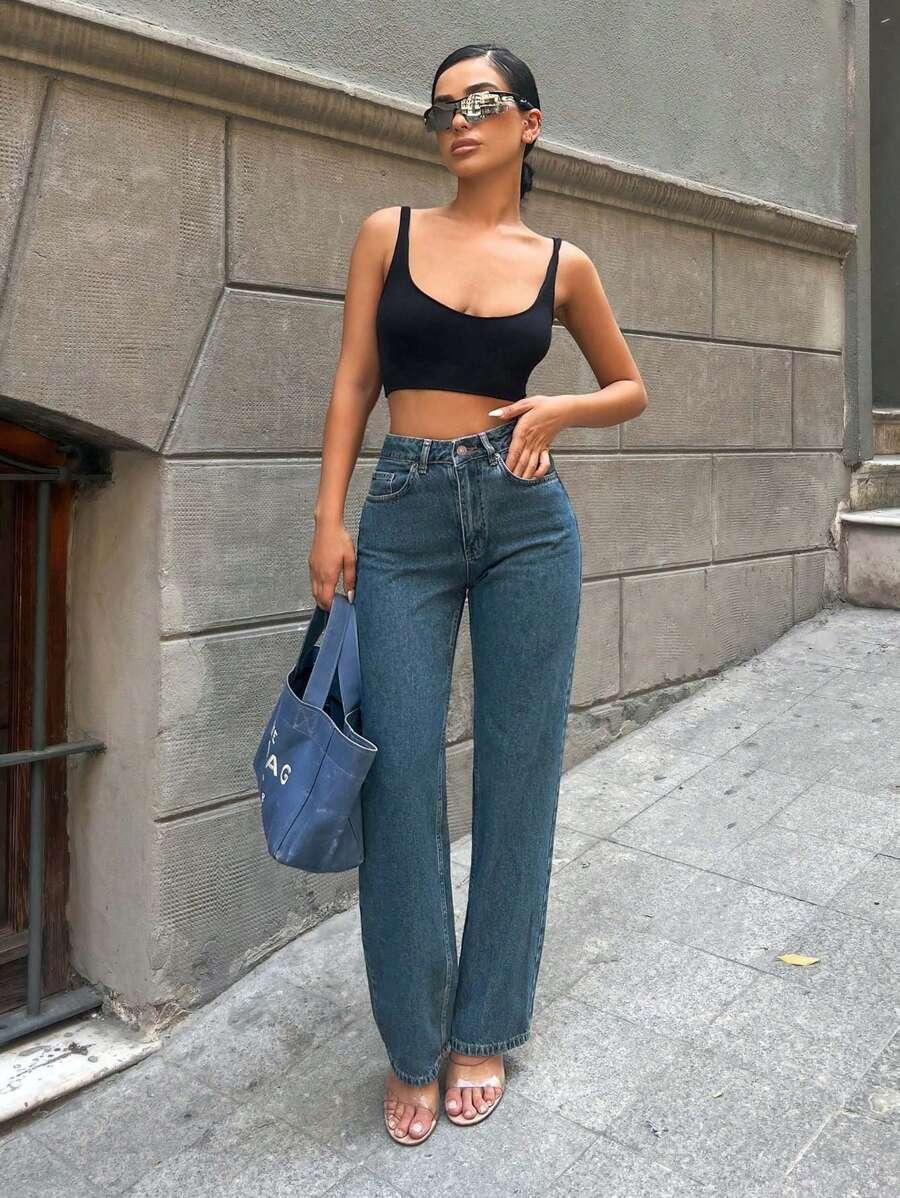 niebieskie spodnie jeans