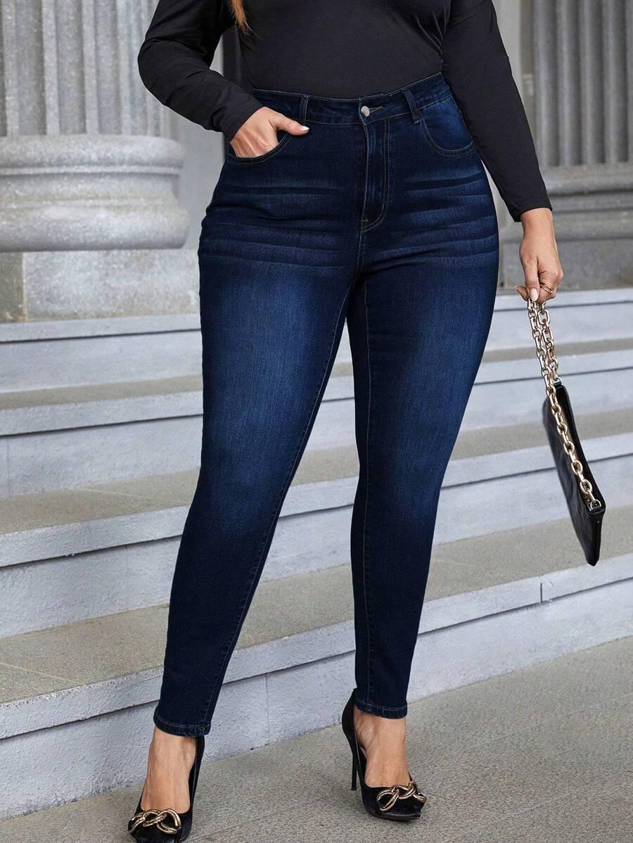 niebieskie spodnie jeans