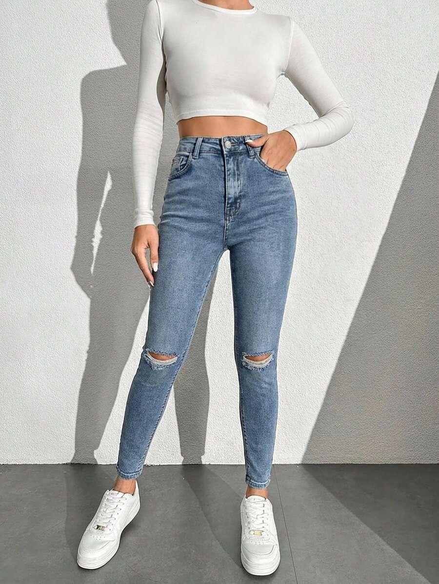 niebieskie spodnie jeans