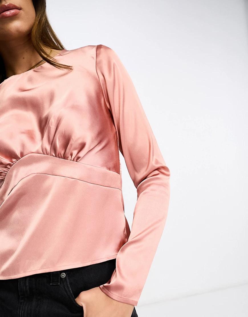 różowa satynowa bluzka z długim rękawem