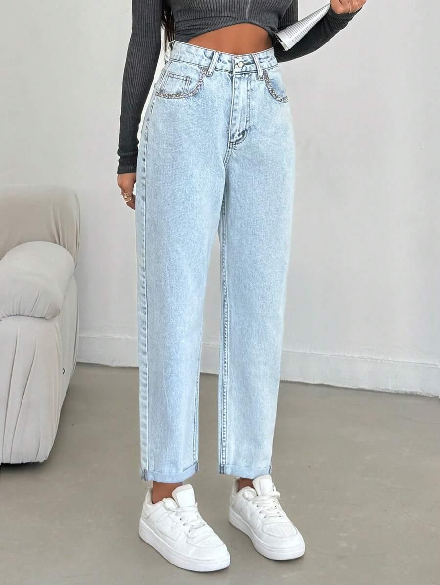 niebieskie spodnie jeans