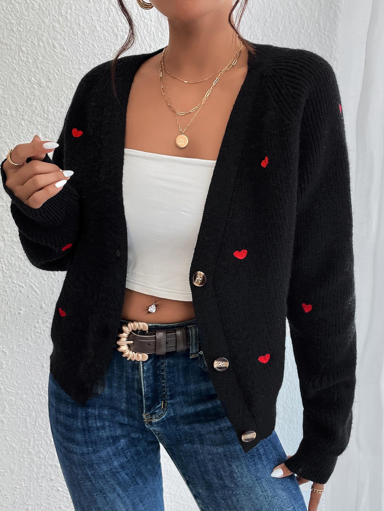 czarny sweter guziki