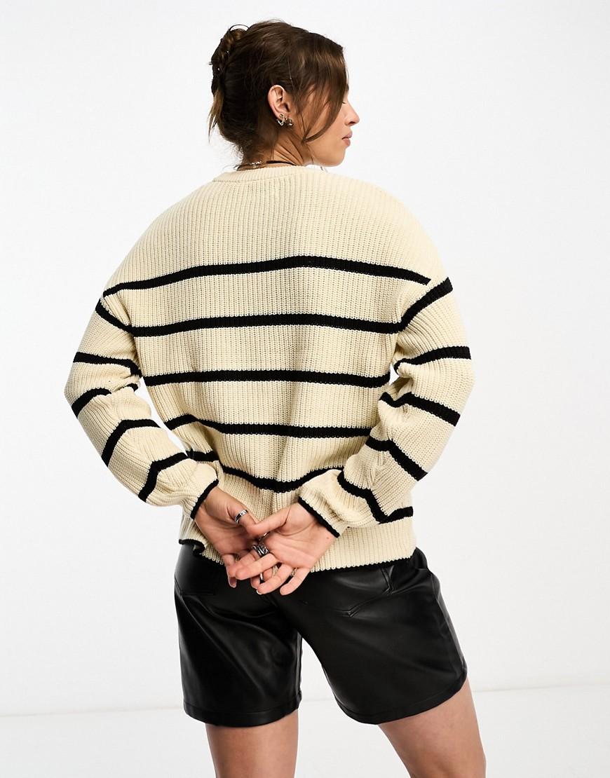 beżowy klasyczny sweter paski kontrast