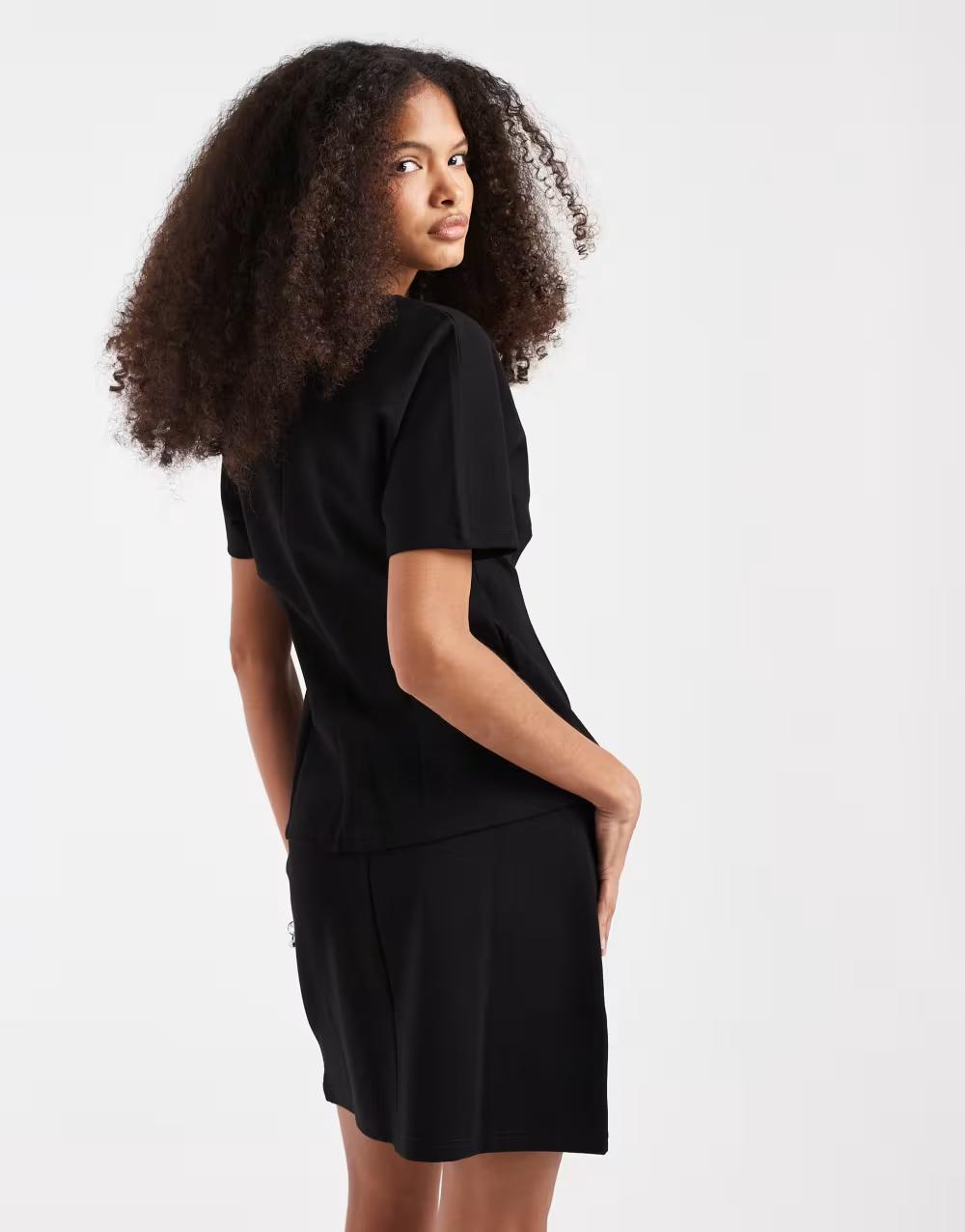 czarna bluzka z krótkim rękawem v-neck guziki