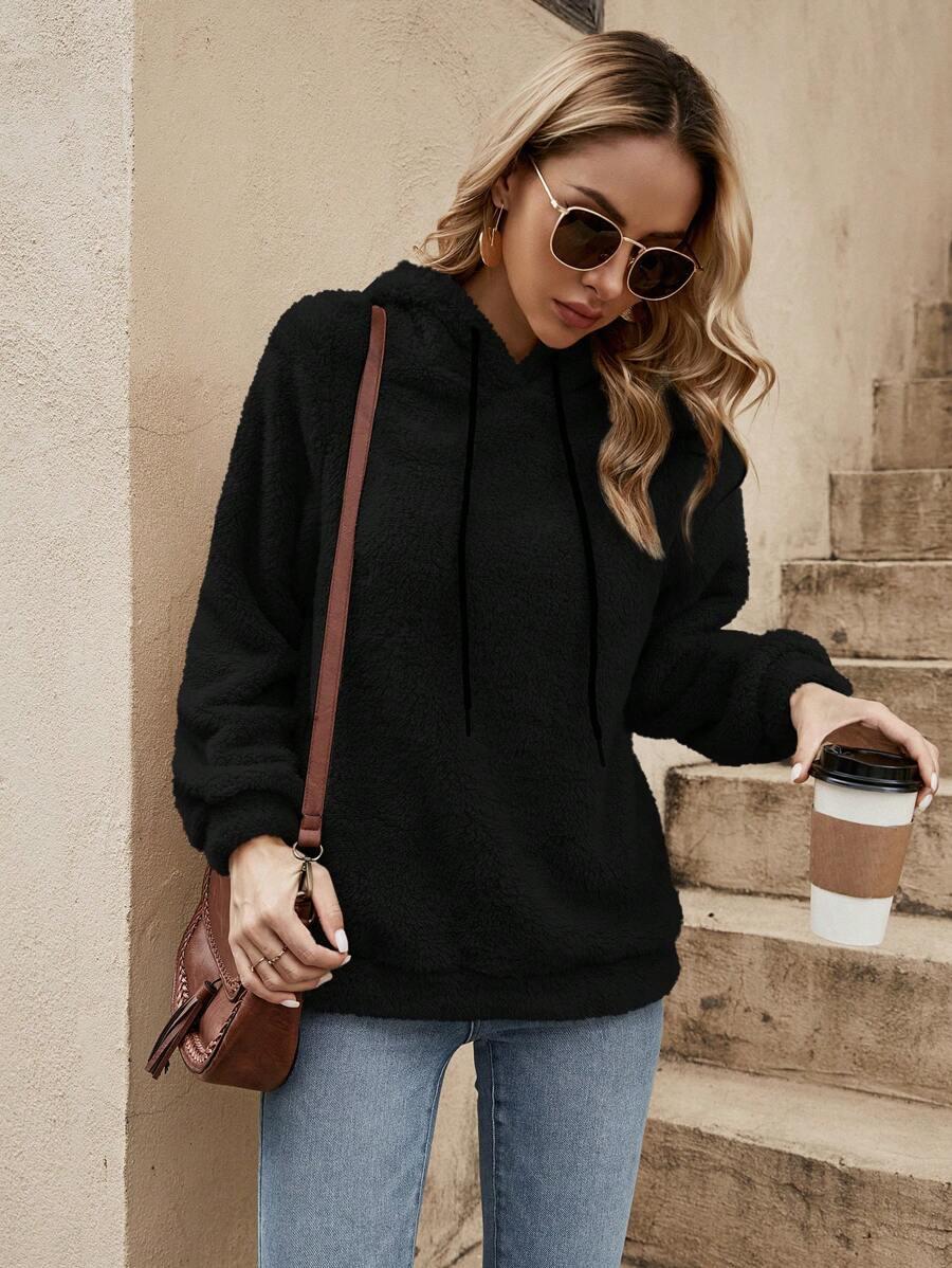czarna bluza futerko