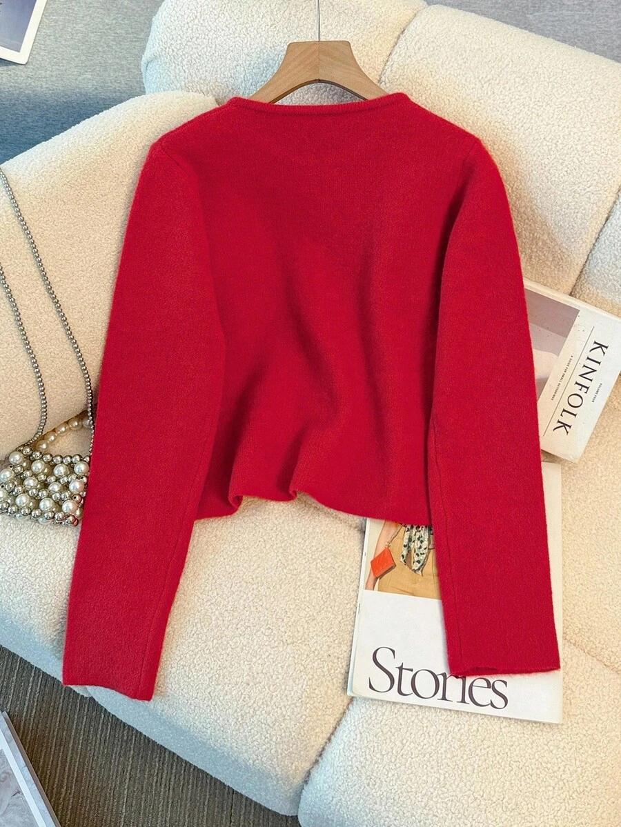 czerwony sweter zdobienia
