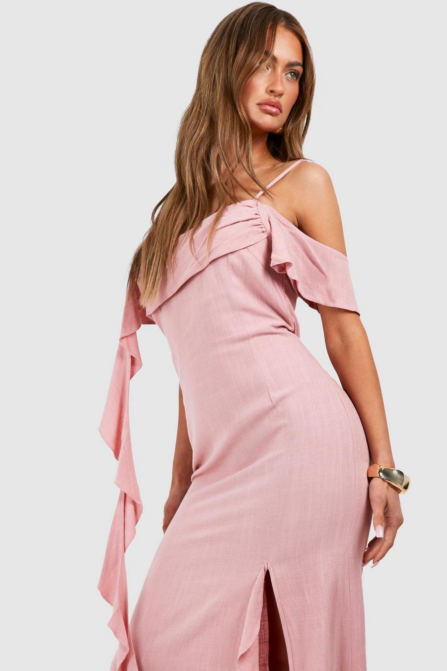 różowa maxi sukienka odkryte ramiona falbana