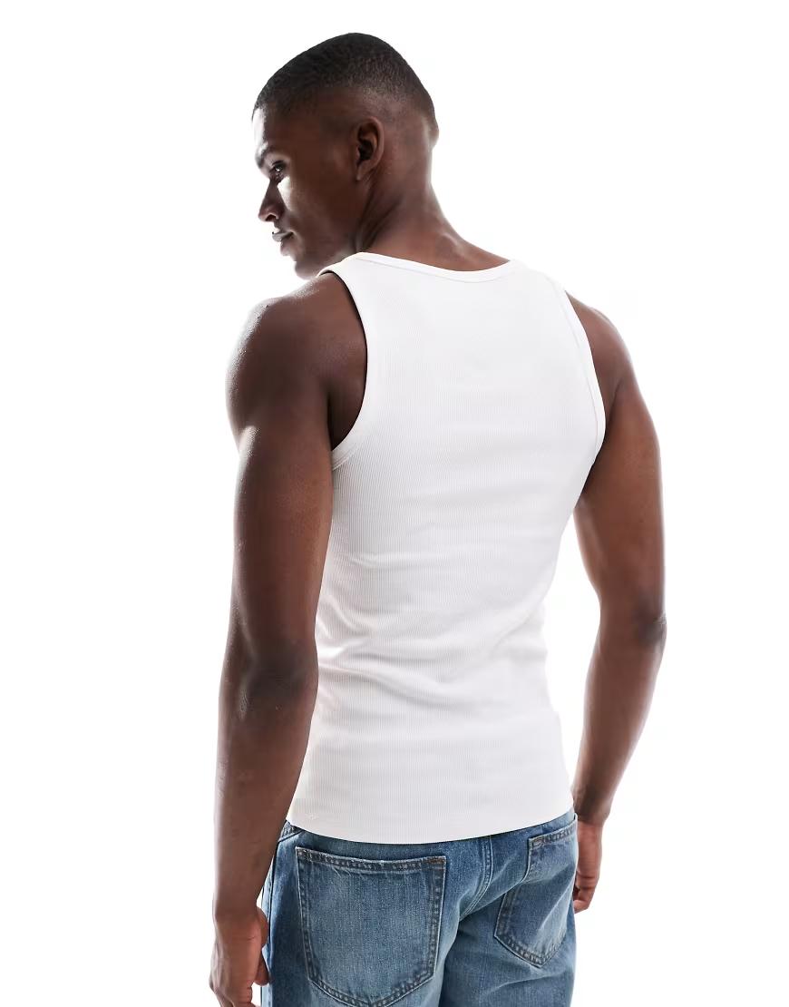 biały t-shirt bez rękawów 