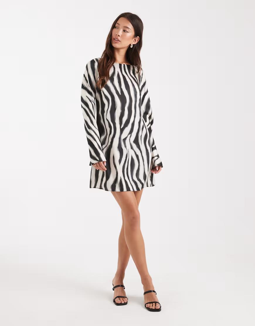 mini sukienka z długim rękawem animal print
