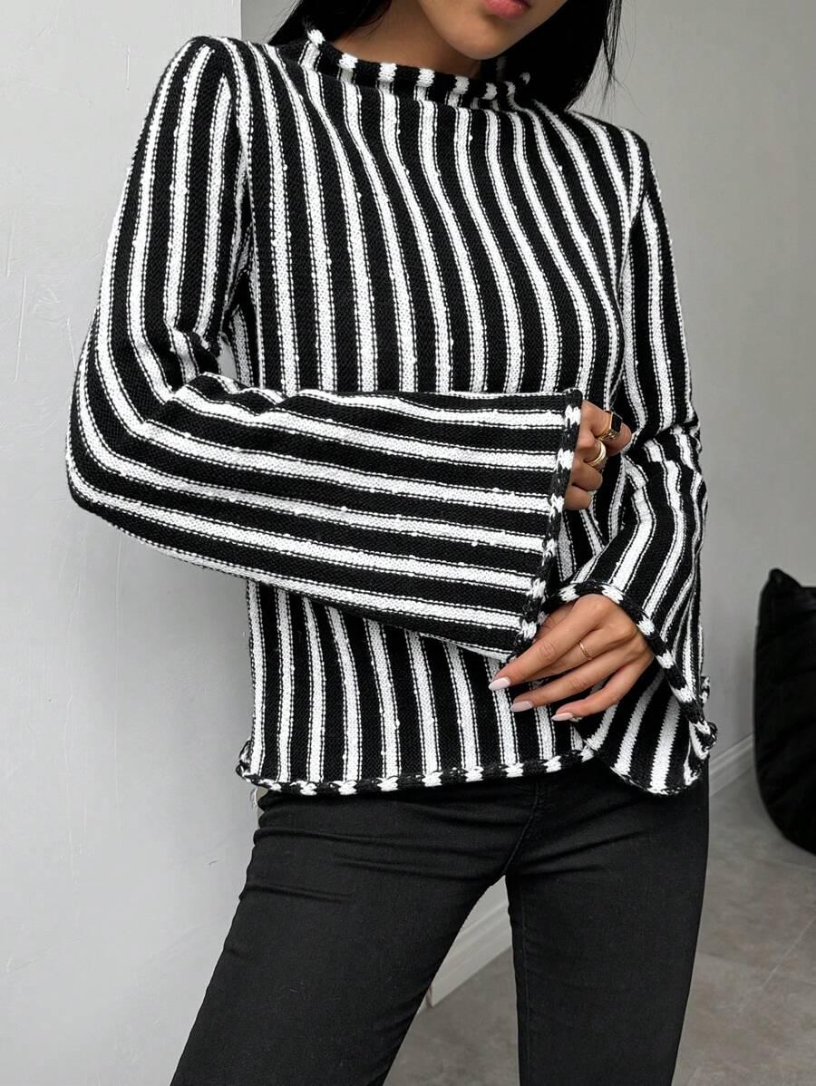 SWETER DAMSKI Z OKRĄGŁYM DEKOLTEM W PASKI