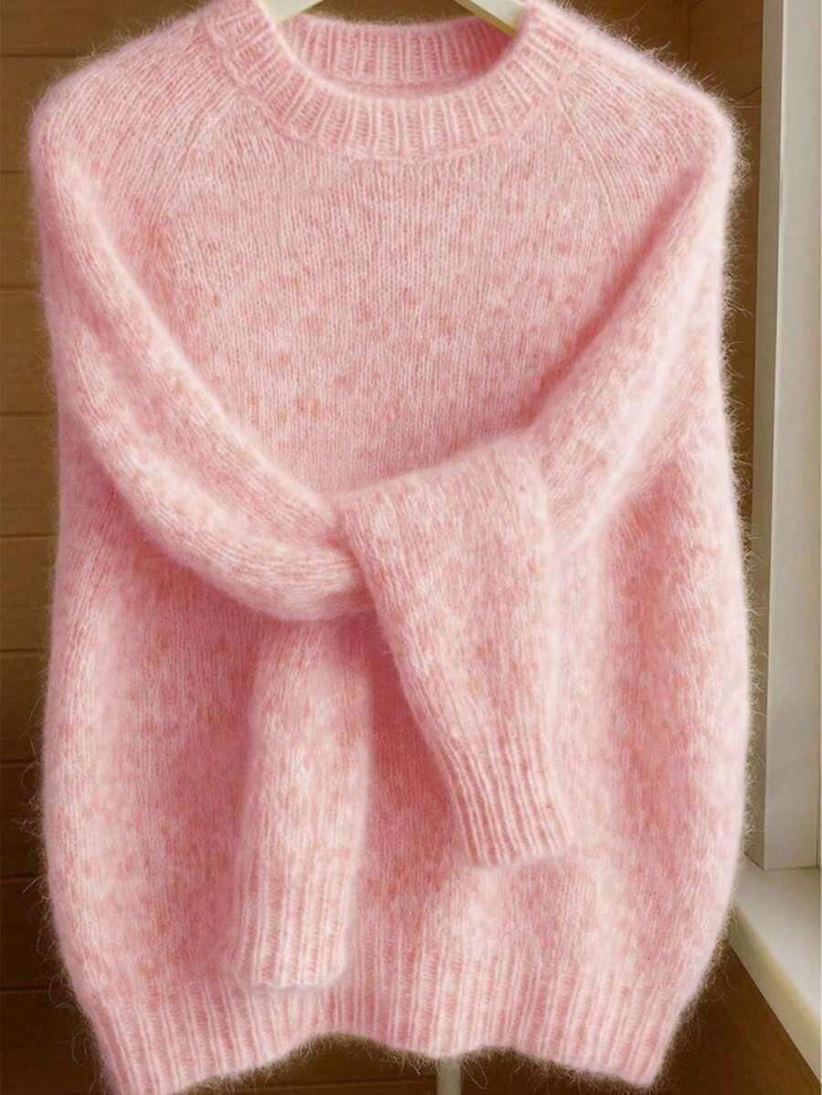 różowy sweter z długim rękawem