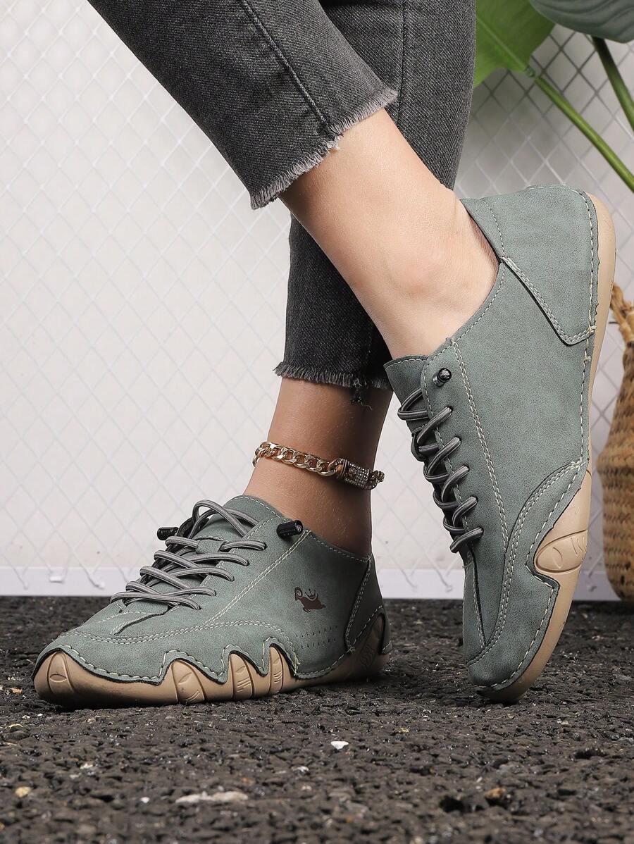 sznurowane zielone buty sportowe