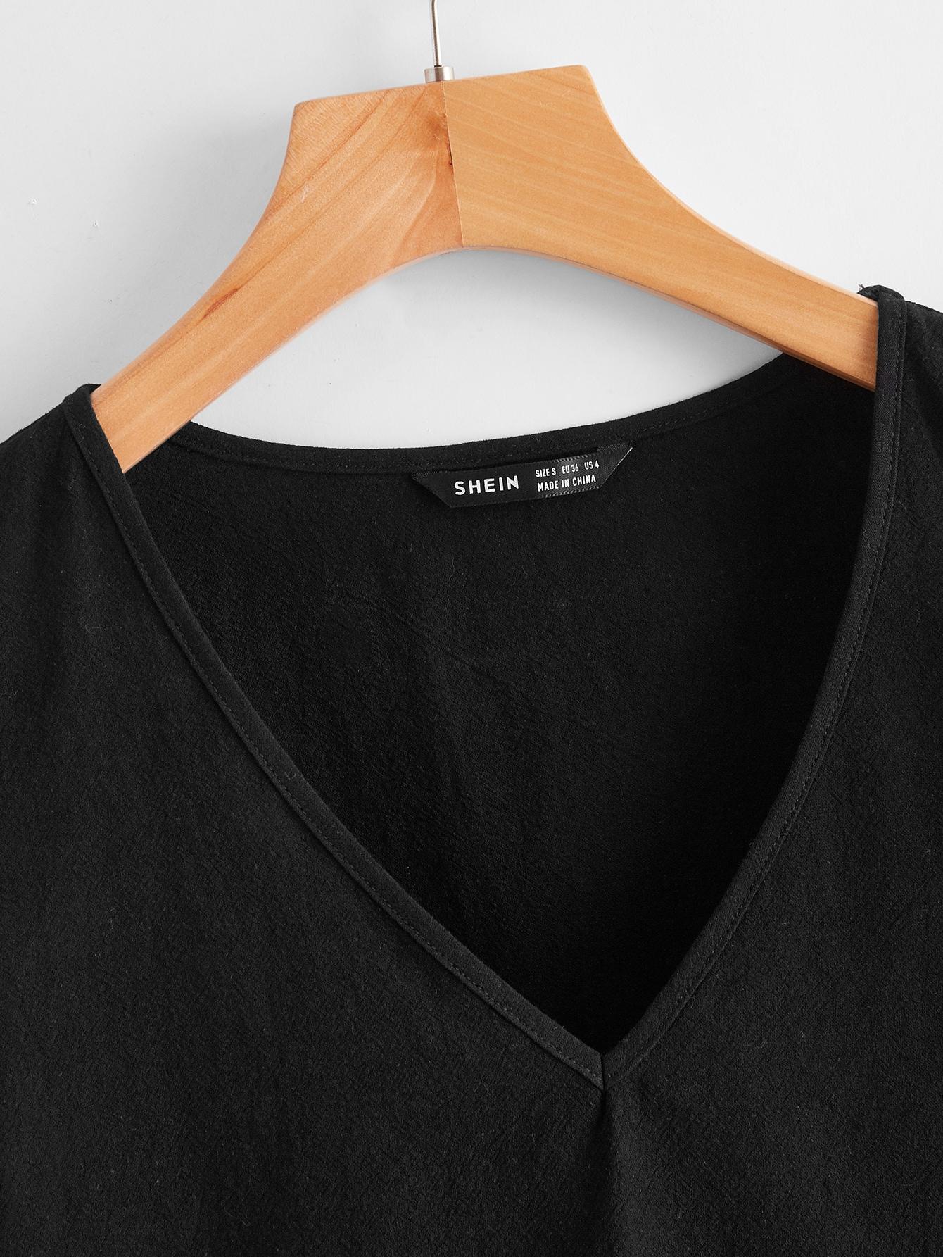 czarna bluzka v-neck falbana