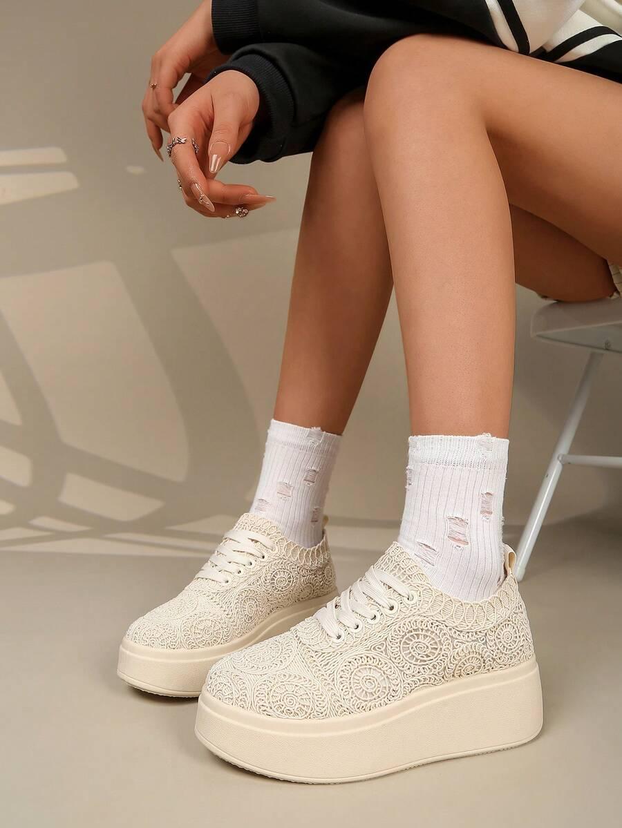 beżowe buty sportowe