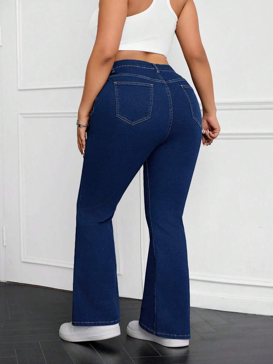 niebieskie spodnie jeans