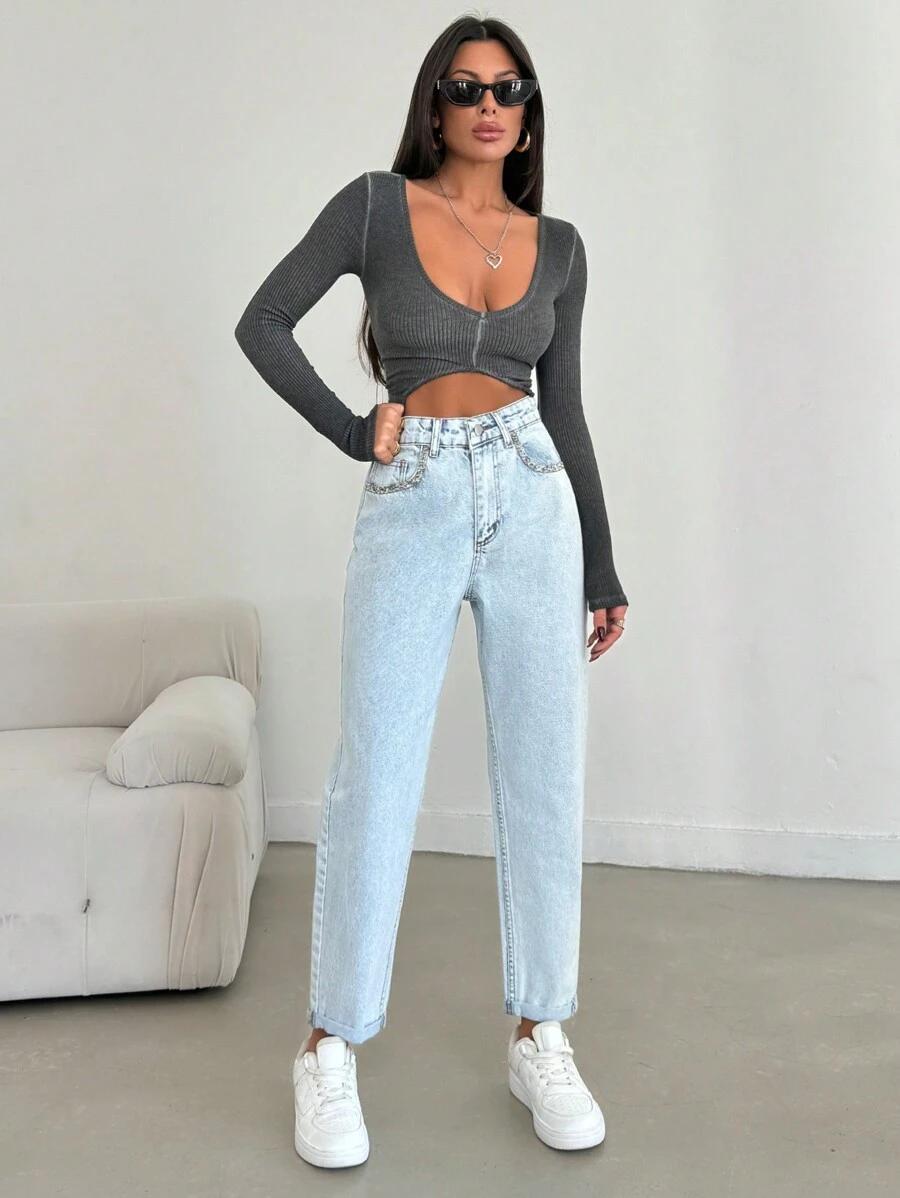niebieskie spodnie jeans