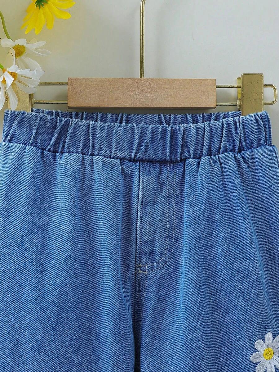 niebieskie spodnie jeans