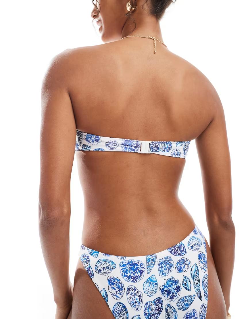 góra od bikini muszelki