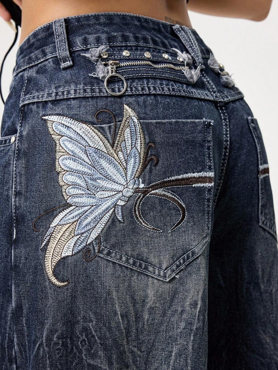 niebieskie spodnie jeans