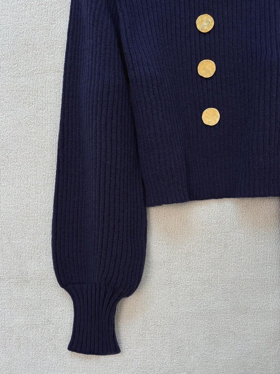 granatowy sweter guziki