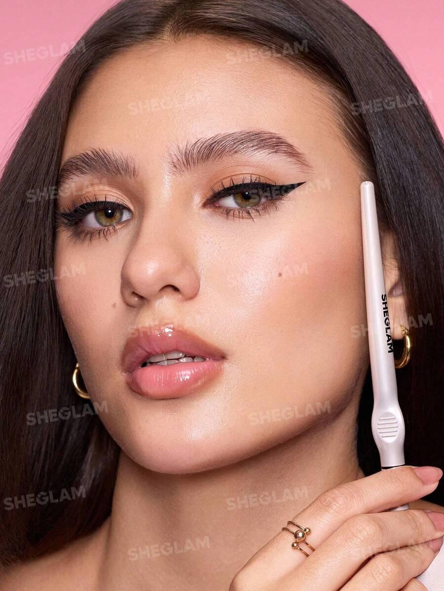 czarny eyeliner do oczu