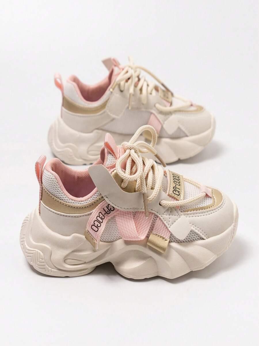 sznurowane buty sportowe