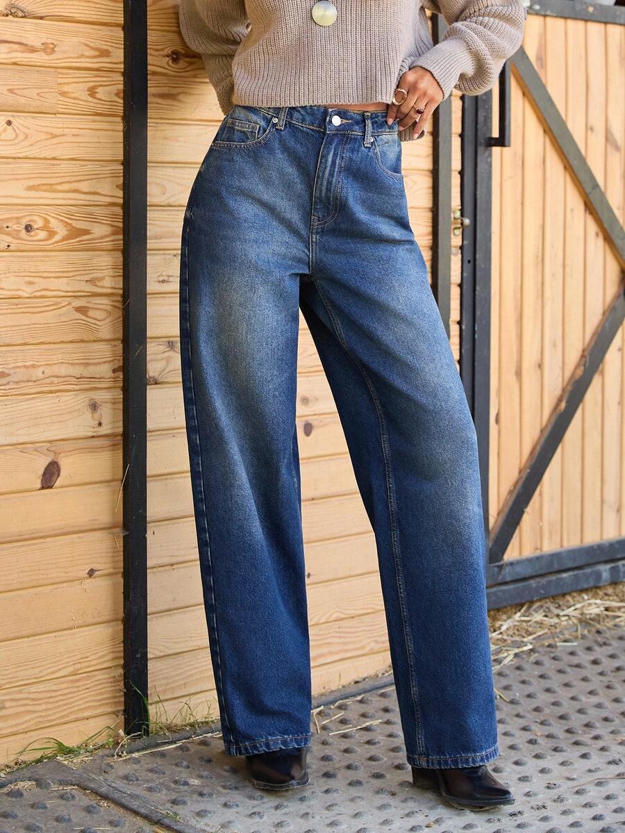 niebieskie spodnie jeans