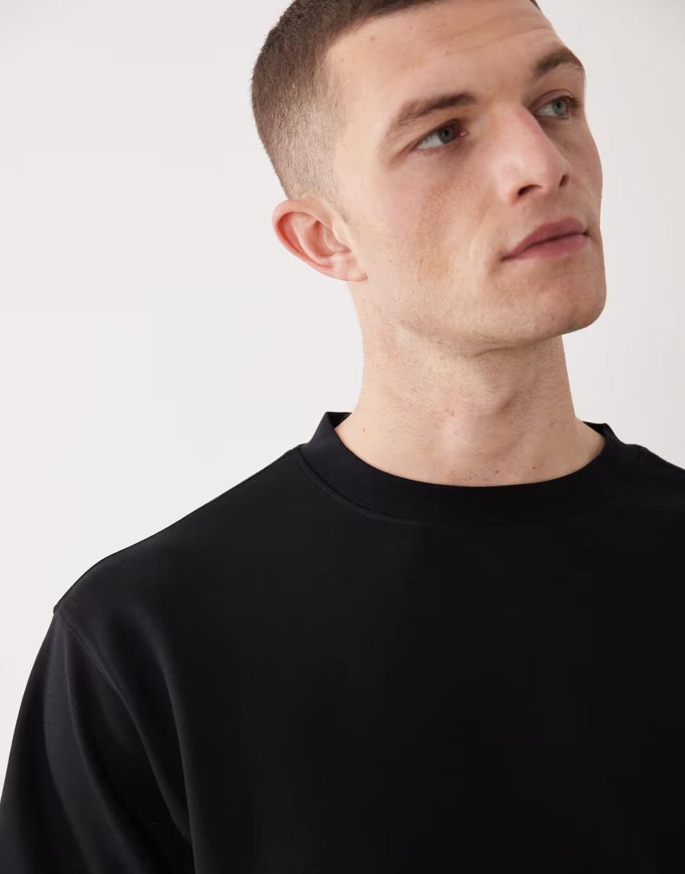 czarny t-shirt okrągły dekolt krótki rękaw