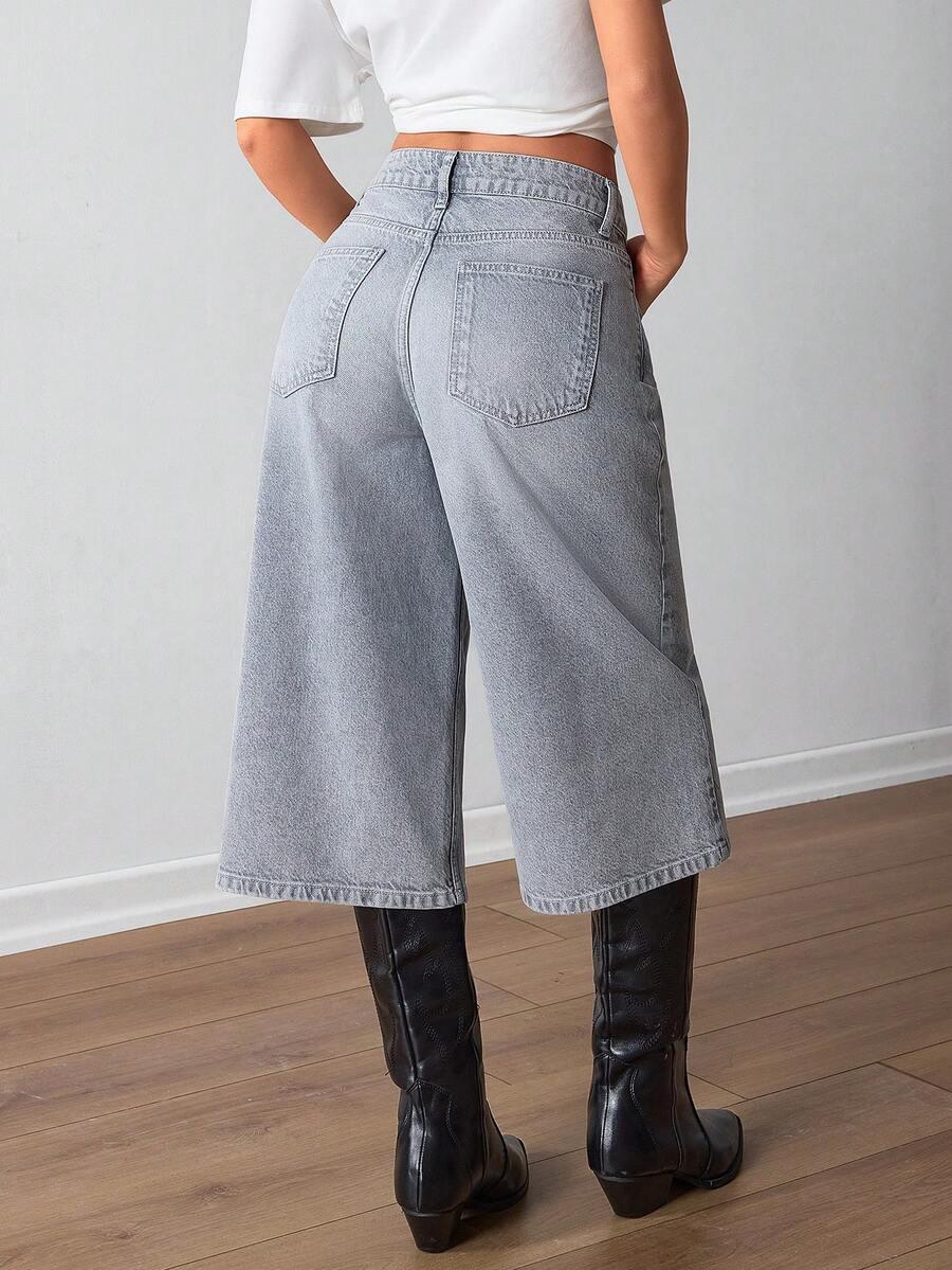 szare spodenki jeans