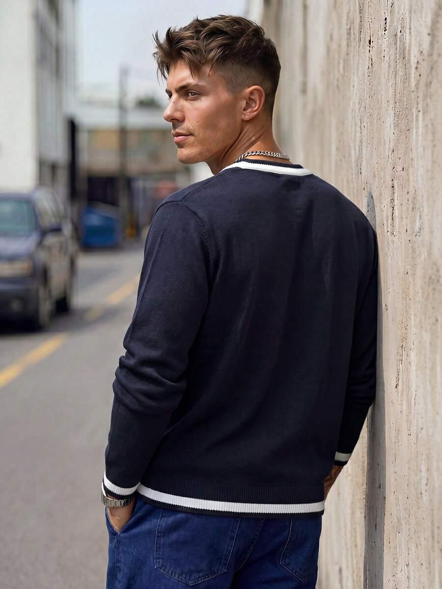 granatowy sweter kontrast