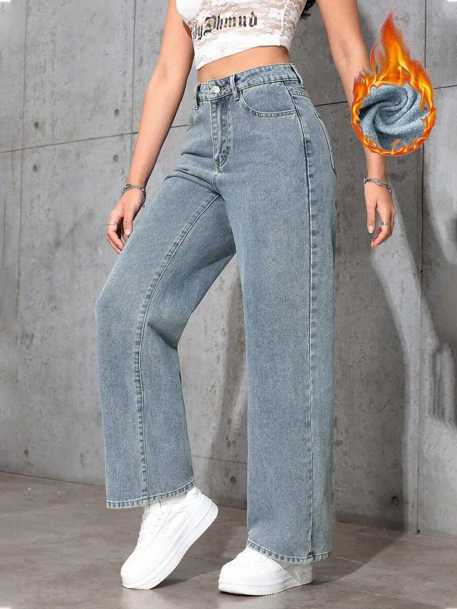 niebieskie spodnie jeans