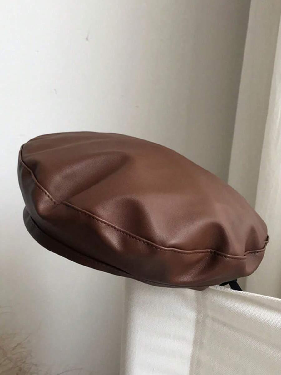 czerwony beret imitacja skóry