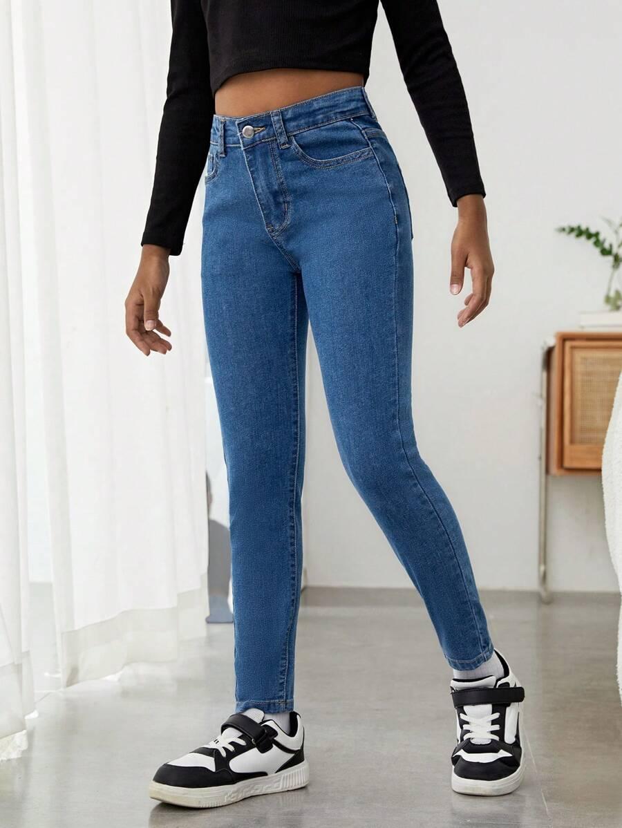 niebieskie spodnie jeans 
