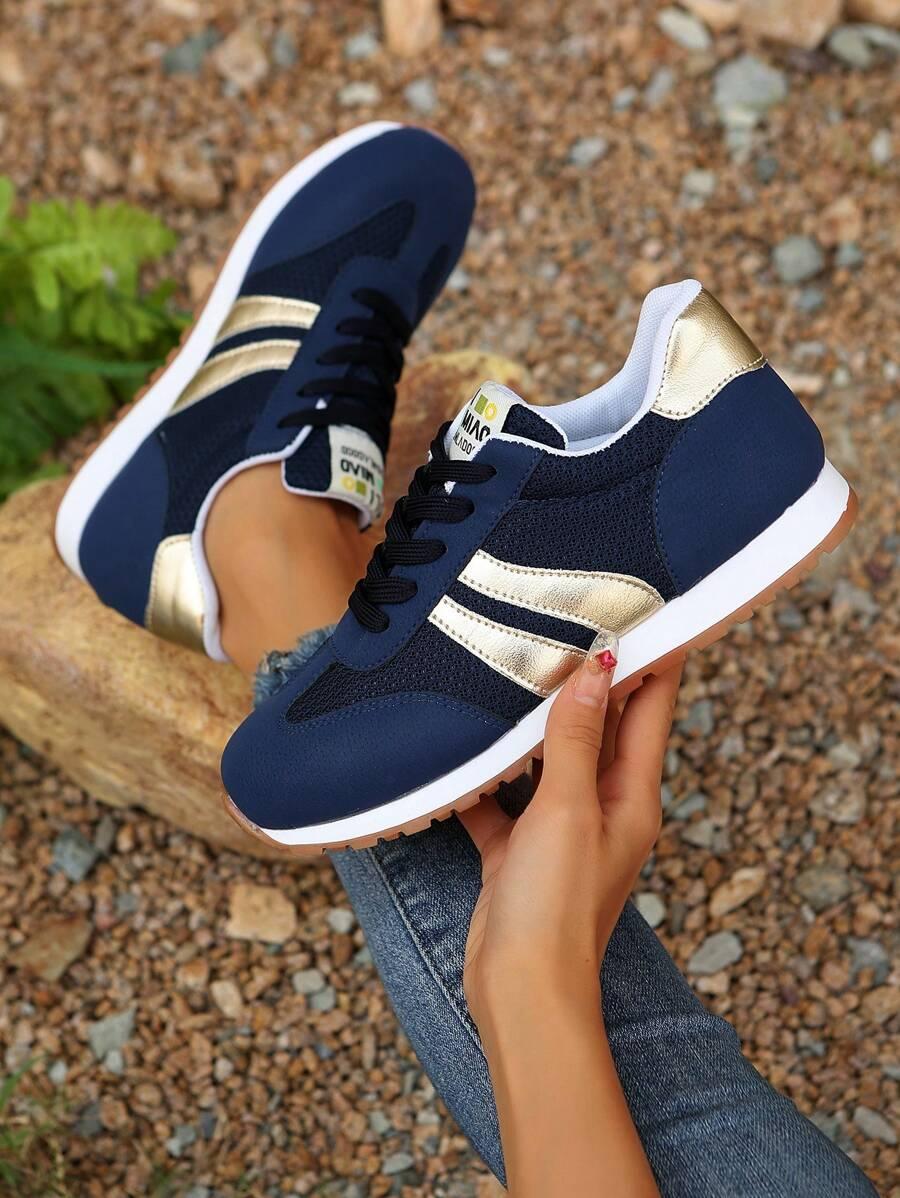 granatowe buty sportowe