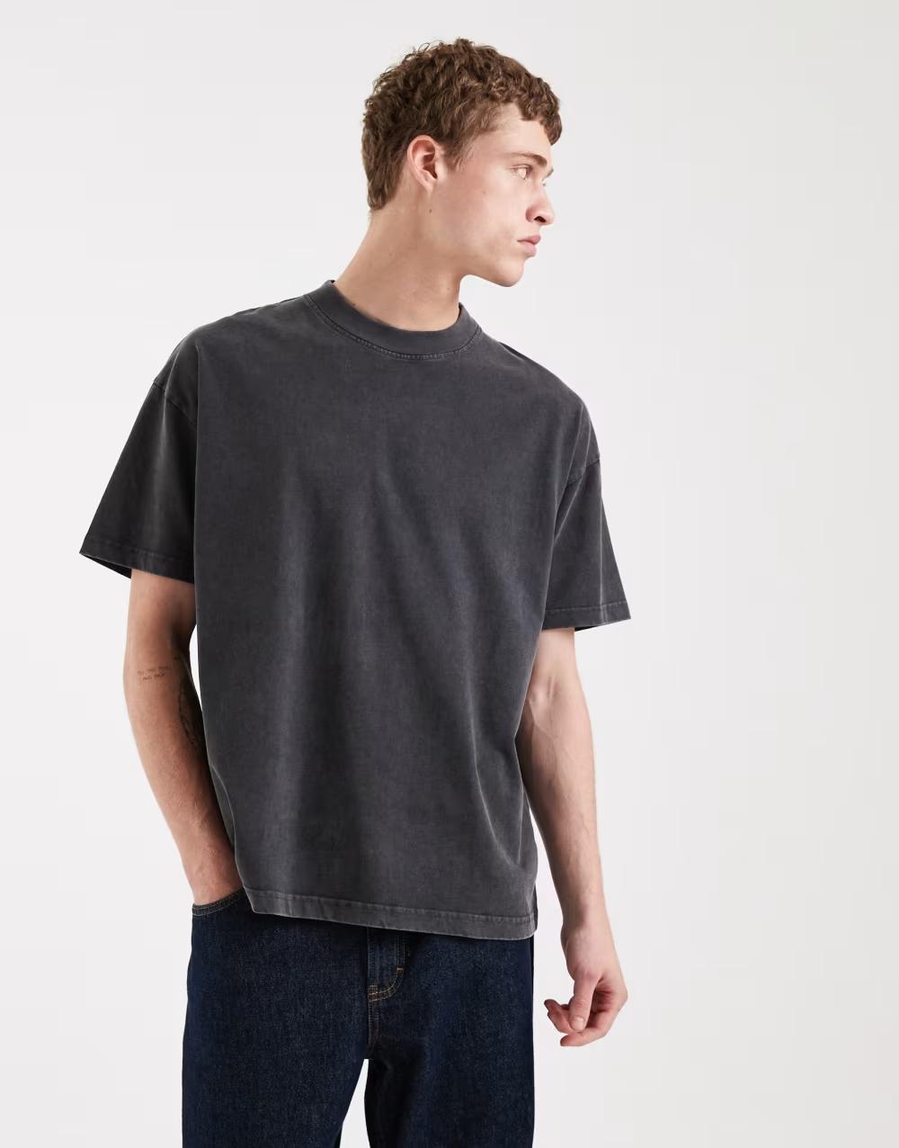 szary t-shirt okrągły dekolt