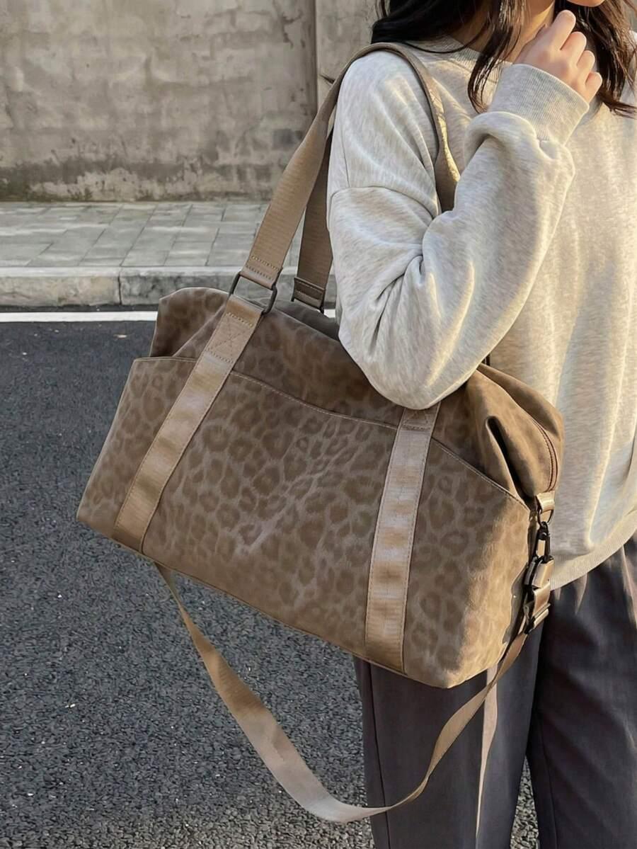 beżowa torba podróżna animal print