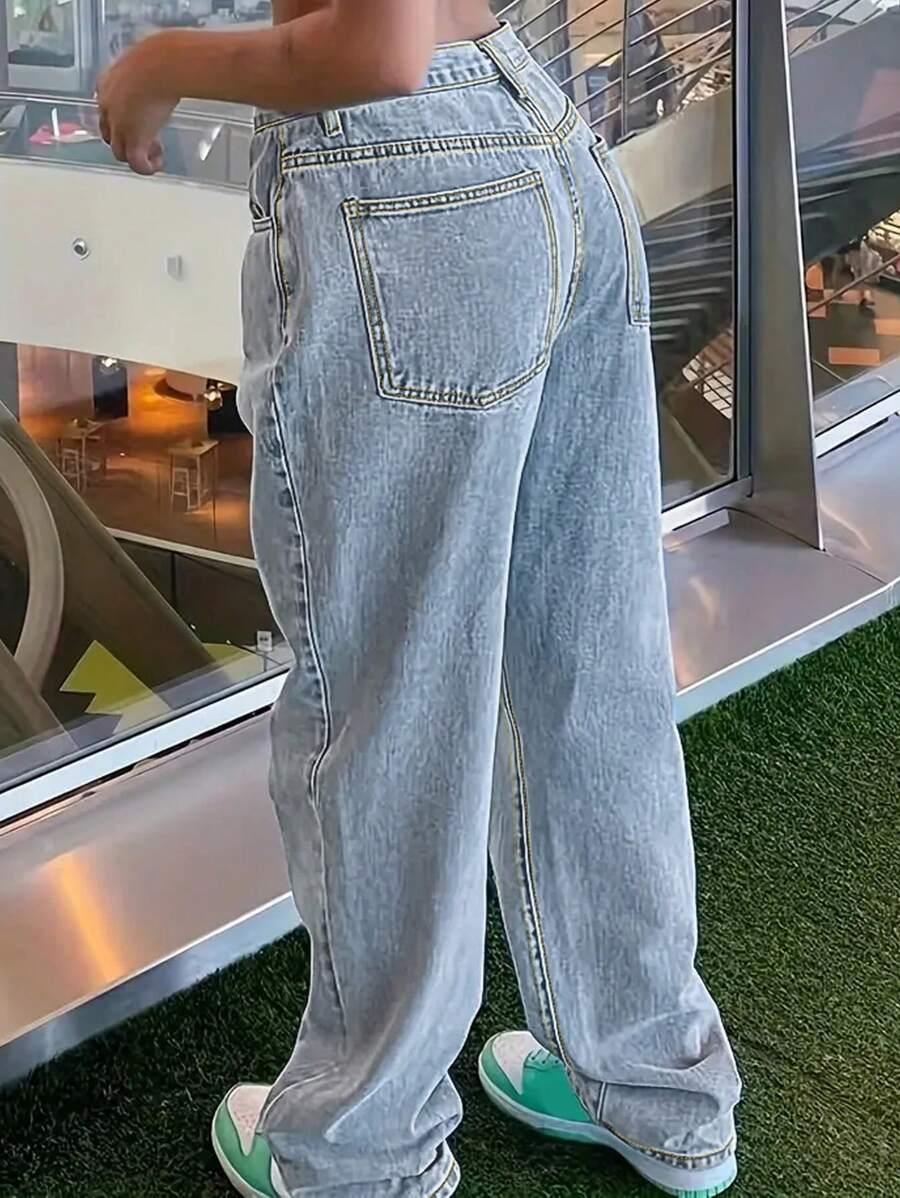 niebieskie spodnie jeans