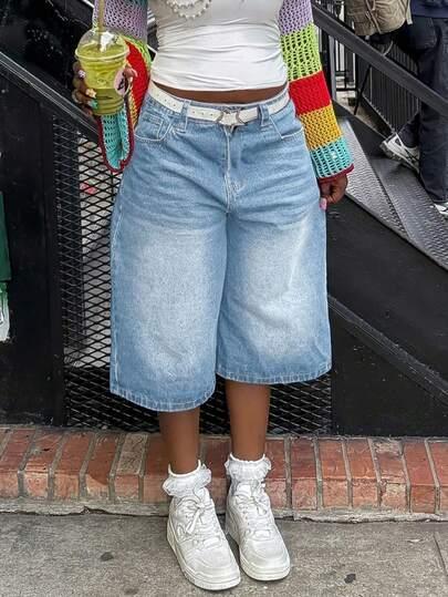 niebieskie spodenki jeans