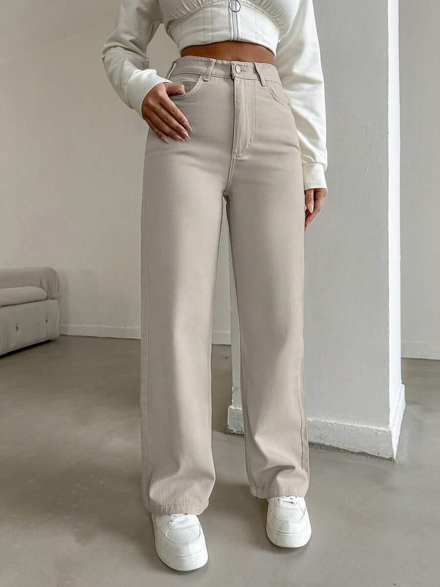 beżowe spodnie jeans